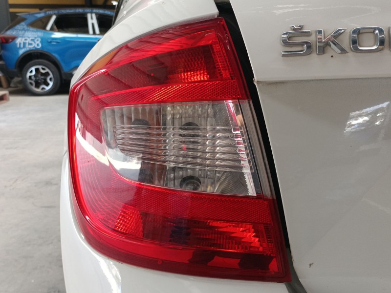 Recambio de piloto trasero izquierdo para skoda rapid (nh3, nk3, nk6) 1.6 tdi referencia OEM IAM   