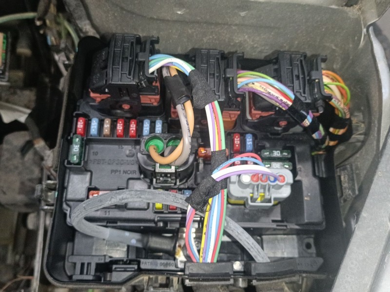 Recambio de caja reles / fusibles para peugeot 207/207+ (wa_, wc_) 1.6 hdi referencia OEM IAM   