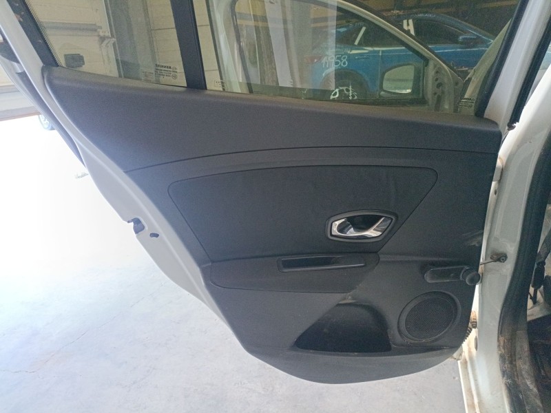 Recambio de guarnecido puerta trasera izquierda para renault megane iii hatchback (bz0/1_, b3_) 1.2 tce (bz2b, bz11) referencia 