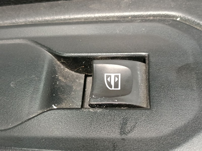 Recambio de mando elevalunas delantero derecho para renault trafic iii autobús (jg_) 2.0 dci 150 (jgmu) referencia OEM IAM   