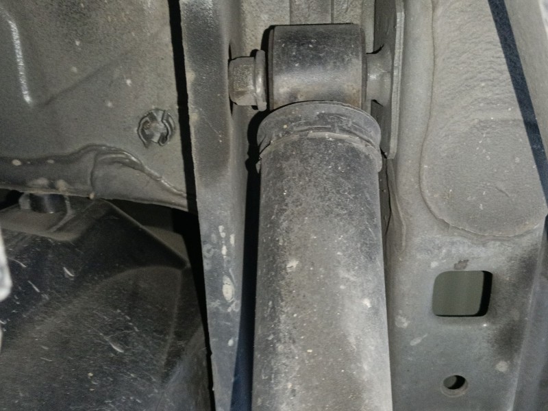 Recambio de amortiguador trasero izquierdo para renault trafic iii autobús (jg_) 2.0 dci 150 (jgmu) referencia OEM IAM   