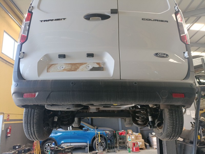 Recambio de paragolpes trasero para ford transit courier referencia OEM IAM   