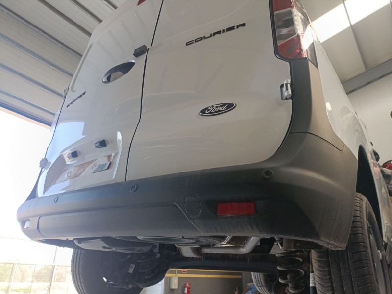 Recambio de paragolpes trasero para ford transit courier referencia OEM IAM   