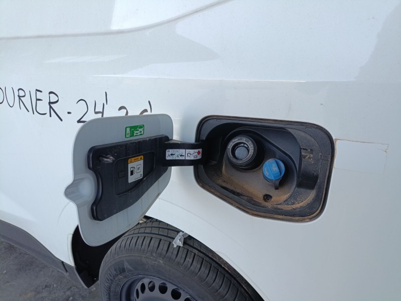 Recambio de tapa exterior combustible para ford transit courier referencia OEM IAM   