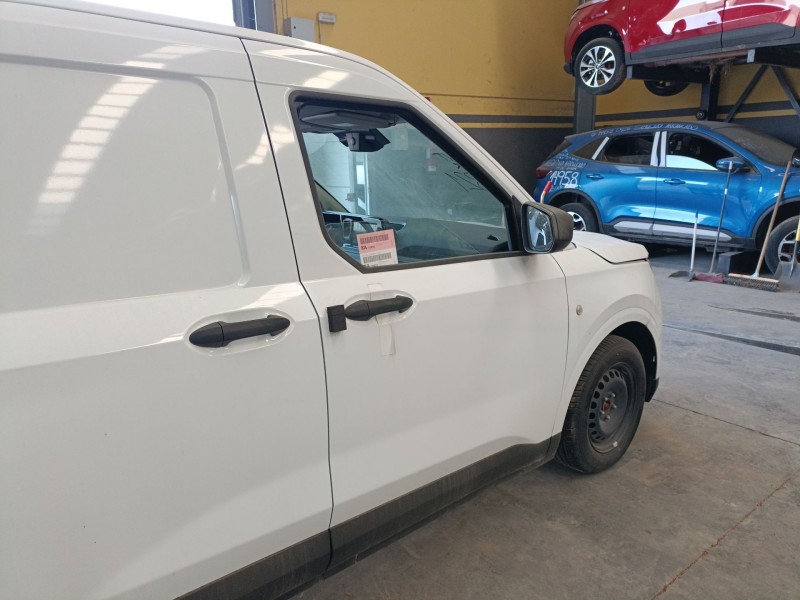 Recambio de puerta delantera derecha para ford transit courier referencia OEM IAM   