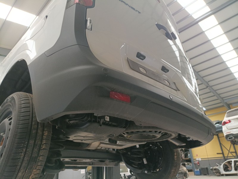 Recambio de paragolpes trasero para ford transit courier referencia OEM IAM   