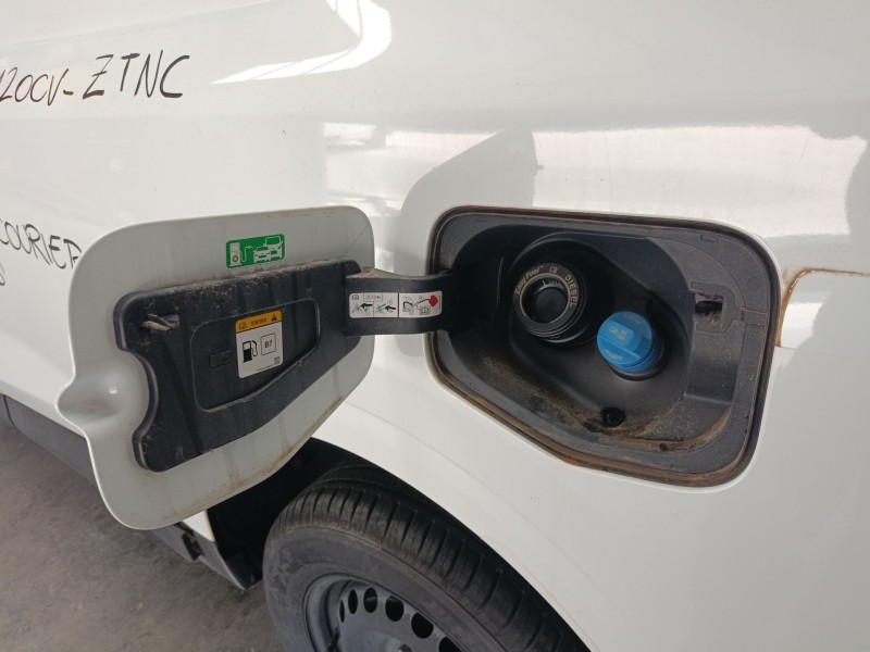 Recambio de tapa exterior combustible para ford transit courier referencia OEM IAM   