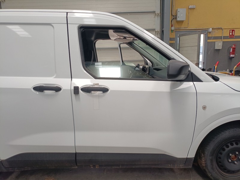 Recambio de puerta delantera derecha para ford transit courier referencia OEM IAM   