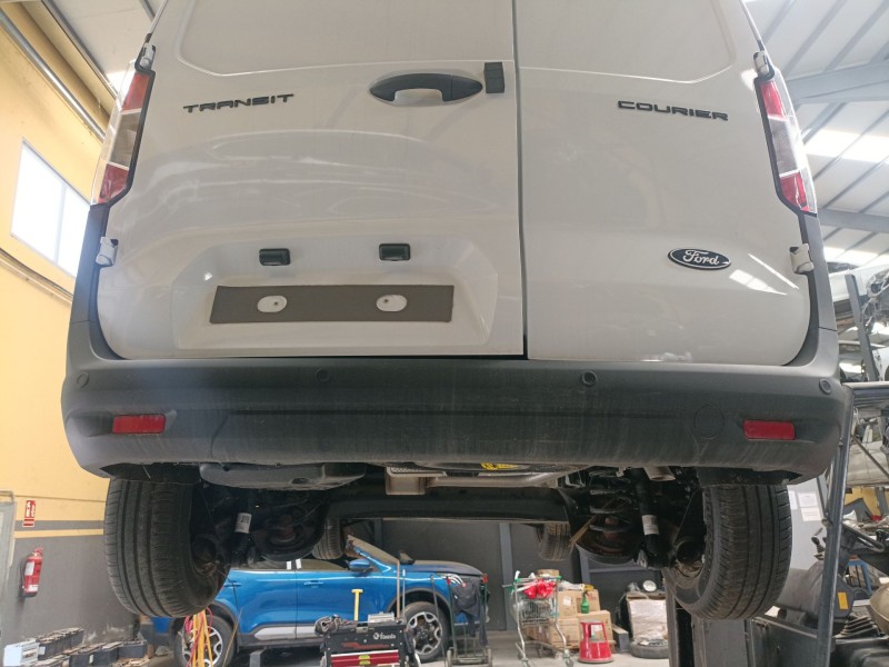 Recambio de paragolpes trasero para ford transit courier referencia OEM IAM   