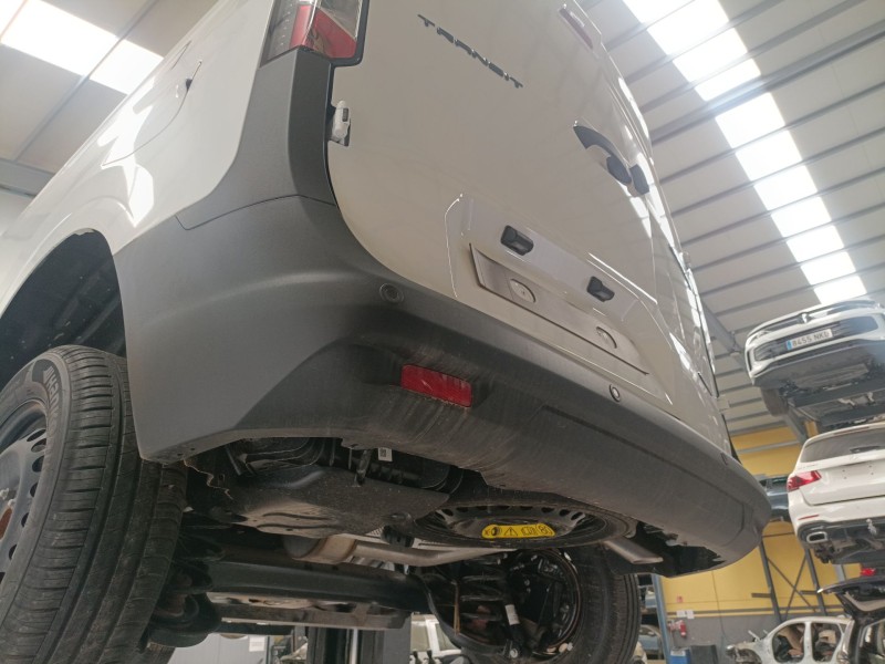 Recambio de paragolpes trasero para ford transit courier referencia OEM IAM   