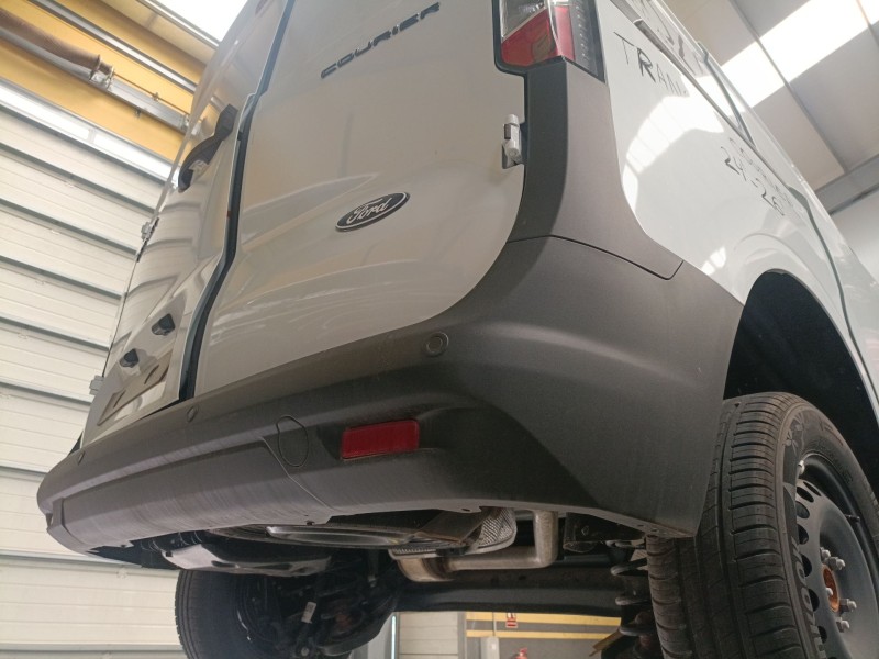 Recambio de paragolpes trasero para ford transit courier referencia OEM IAM   