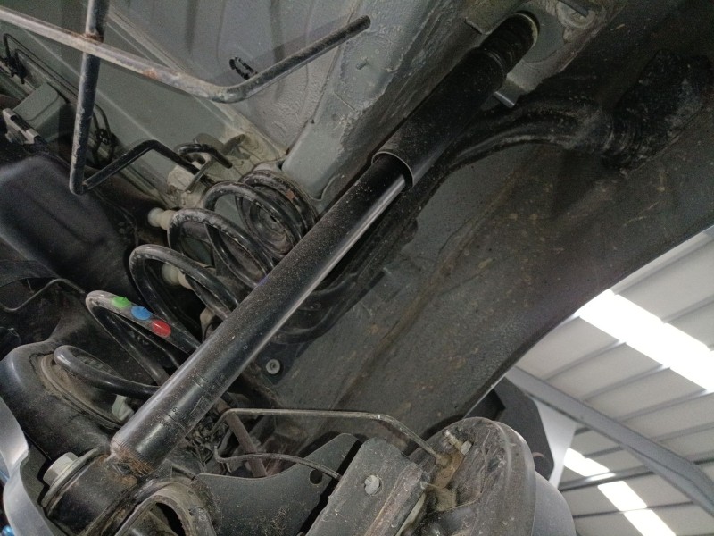 Recambio de amortiguador trasero derecho para dacia duster (hm_) 1.3 tce 130 (hmmf) referencia OEM IAM   