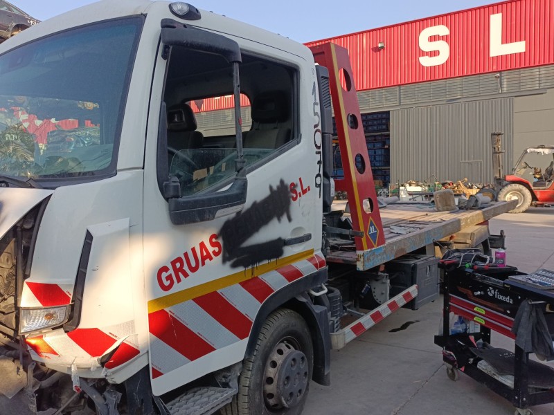 Recambio de puerta delantera izquierda para renault trucks referencia OEM IAM   