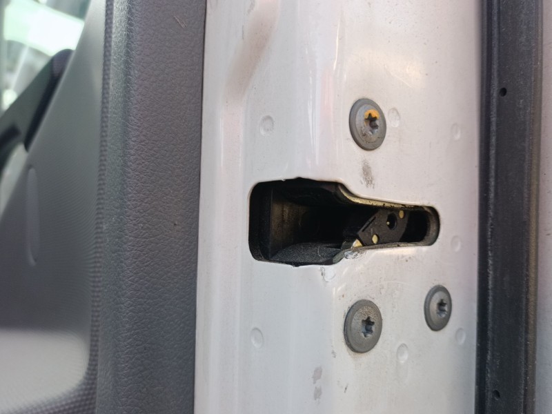 Recambio de cerradura puerta delantera derecha para renault trucks referencia OEM IAM   