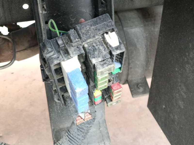 Recambio de caja reles / fusibles para renault trucks referencia OEM IAM   