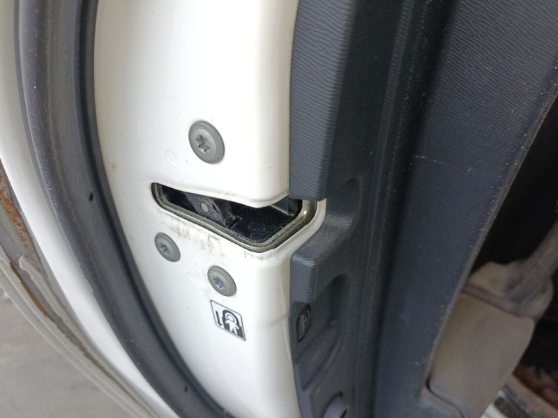 Recambio de cerradura puerta trasera izquierda para toyota avensis sedán (_t27_) 2.2 d-4d (adt271_) referencia OEM IAM   