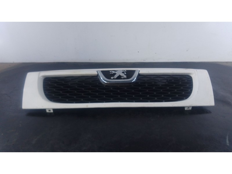 Recambio de rejilla delantera para peugeot boxer autobús 2.2 hdi 120 referencia OEM IAM   