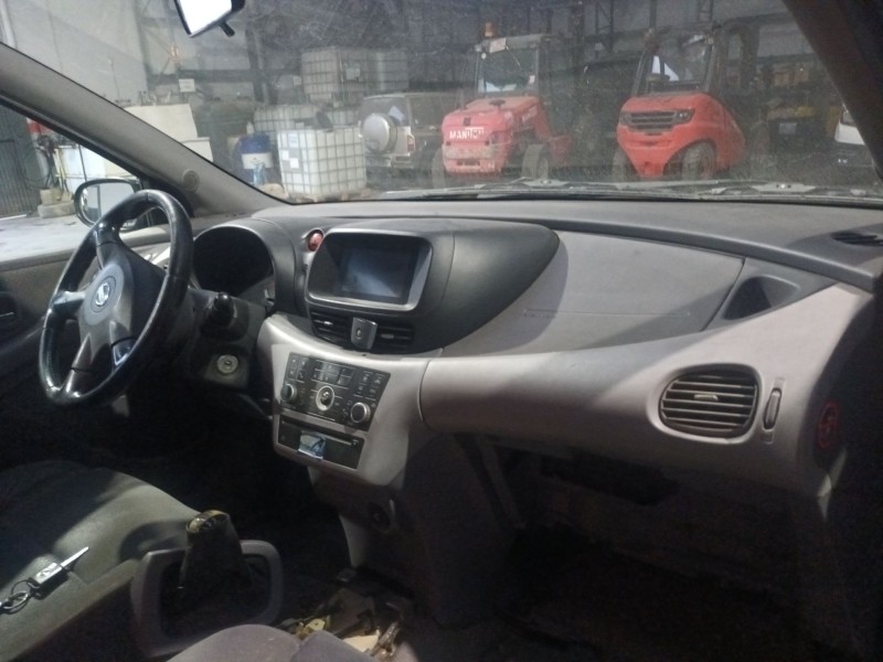 nissan almera tino (v10) del año 2005