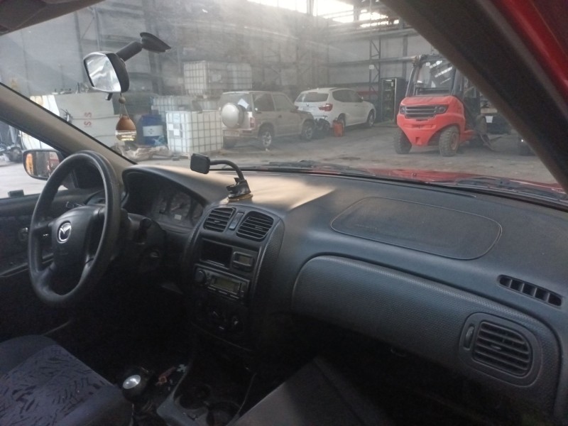 mazda 323 f vi hatchback (bj) del año 2001