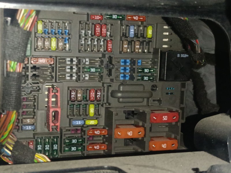 Recambio de caja reles / fusibles para bmw 1 (e87) 118 d referencia OEM IAM   