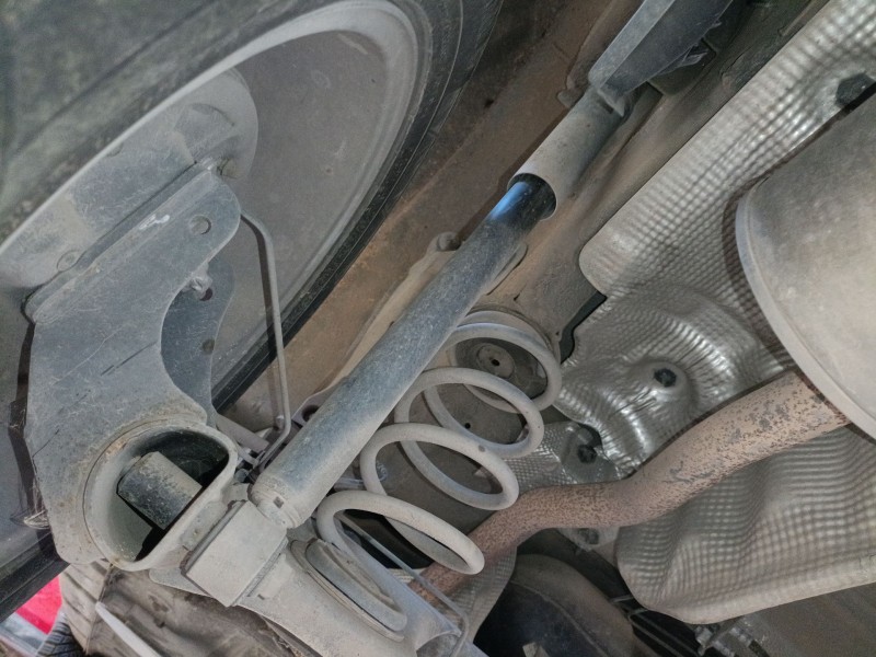 Recambio de amortiguador trasero izquierdo para dacia duster (hs_) 1.5 dci (hsmc) referencia OEM IAM   