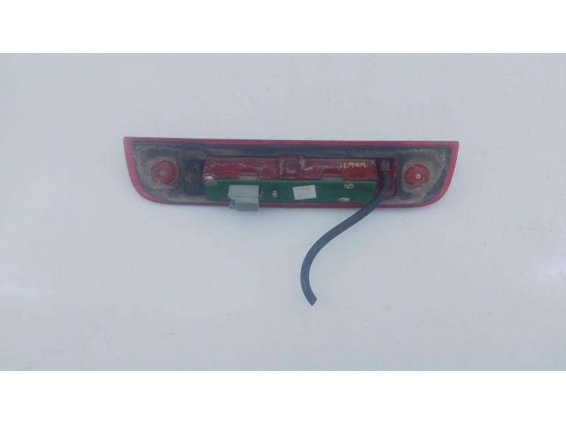 Recambio de luz central de freno para dodge nitro se referencia OEM IAM   