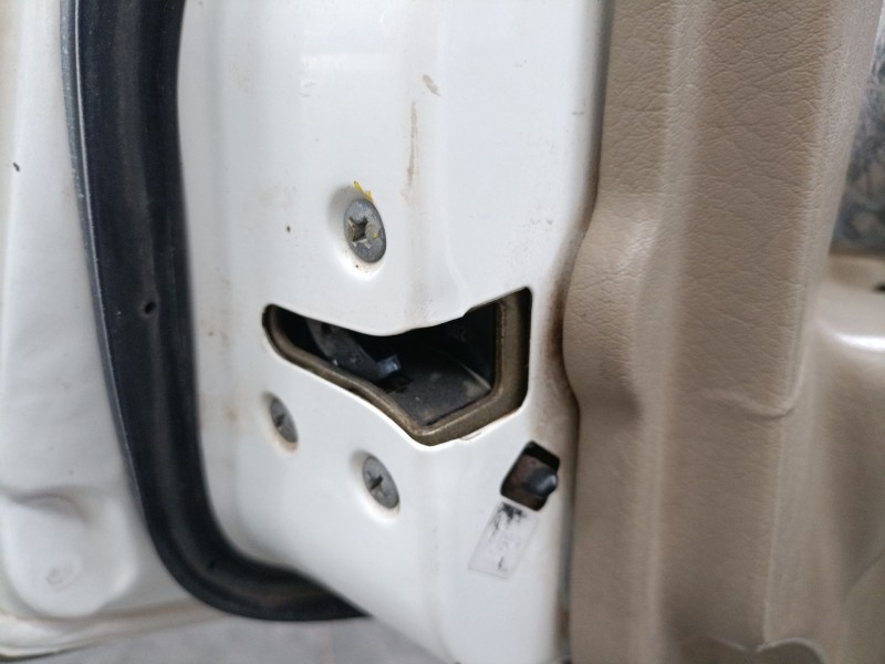 Recambio de cerradura puerta trasera izquierda para nissan terrano ii (r20) 2.7 td 4wd referencia OEM IAM   