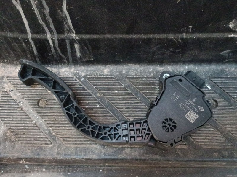 Recambio de pedal acelerador para renault master blue dci 150 referencia OEM IAM 180107879R  