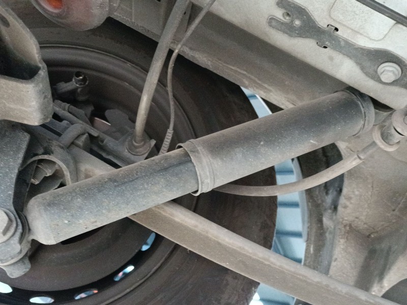 Recambio de amortiguador trasero izquierdo para renault master blue dci 150 referencia OEM IAM   