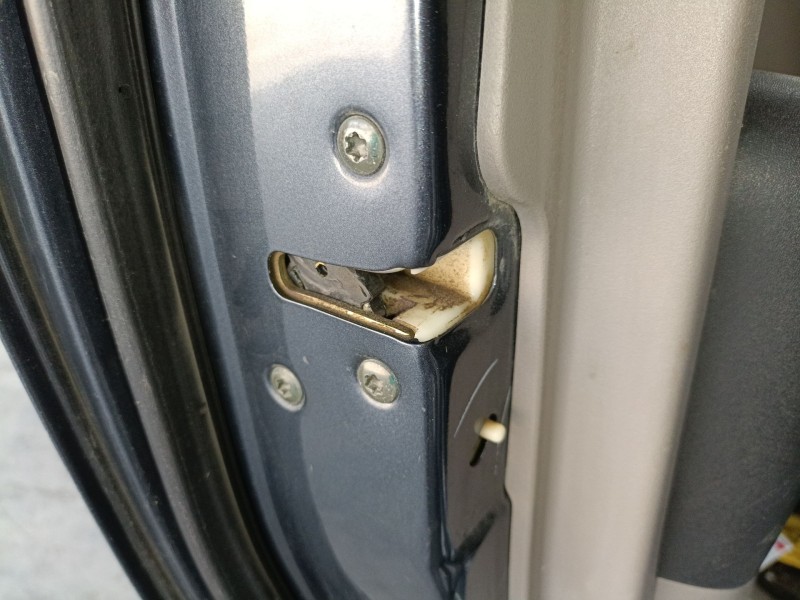 Recambio de cerradura puerta trasera izquierda para mitsubishi l200 / triton (ka_t, kb_t) 2.5 di-d 4wd (kb4t) referencia OEM IAM