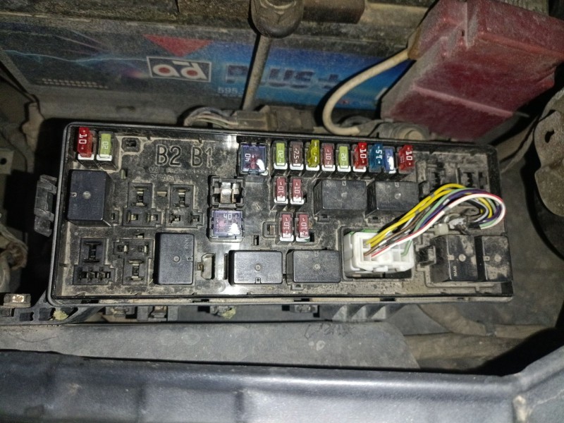 Recambio de caja reles / fusibles para mitsubishi l200 / triton (ka_t, kb_t) 2.5 di-d 4wd (kb4t) referencia OEM IAM   