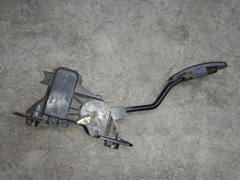 Recambio de pedal acelerador para mitsubishi l200 / triton (ka_t, kb_t) 2.5 di-d 4wd (kb4t) referencia OEM IAM APM30009 68101125