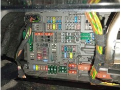 CAJA RELES / FUSIBLES 