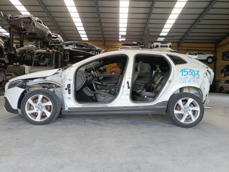 volvo v40 cross country (526) del año 2025