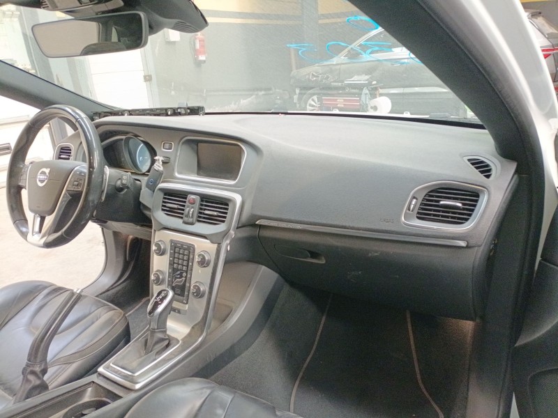 volvo v40 cross country (526) del año 2025