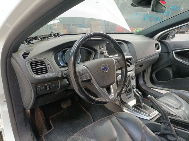 volvo v40 cross country (526) del año 2025