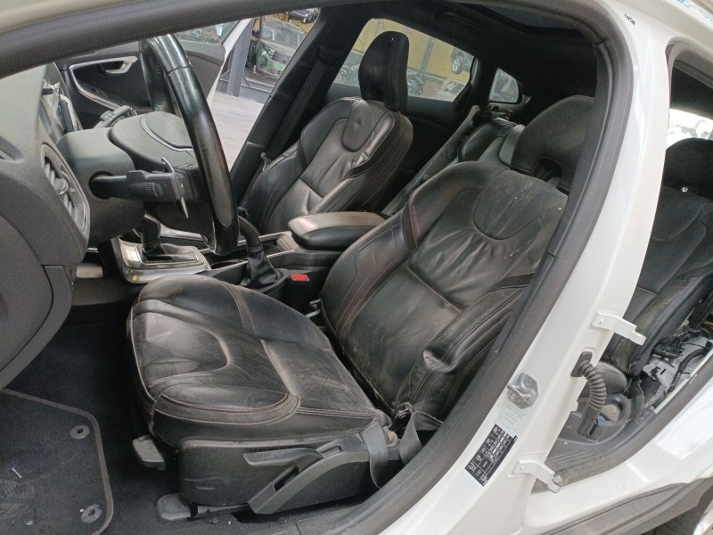 volvo v40 cross country (526) del año 2025