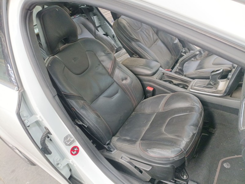 volvo v40 cross country (526) del año 2025