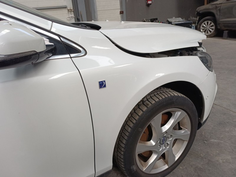 Recambio de aleta delantera derecha para volvo v40 cross country (526) d3 referencia OEM IAM   