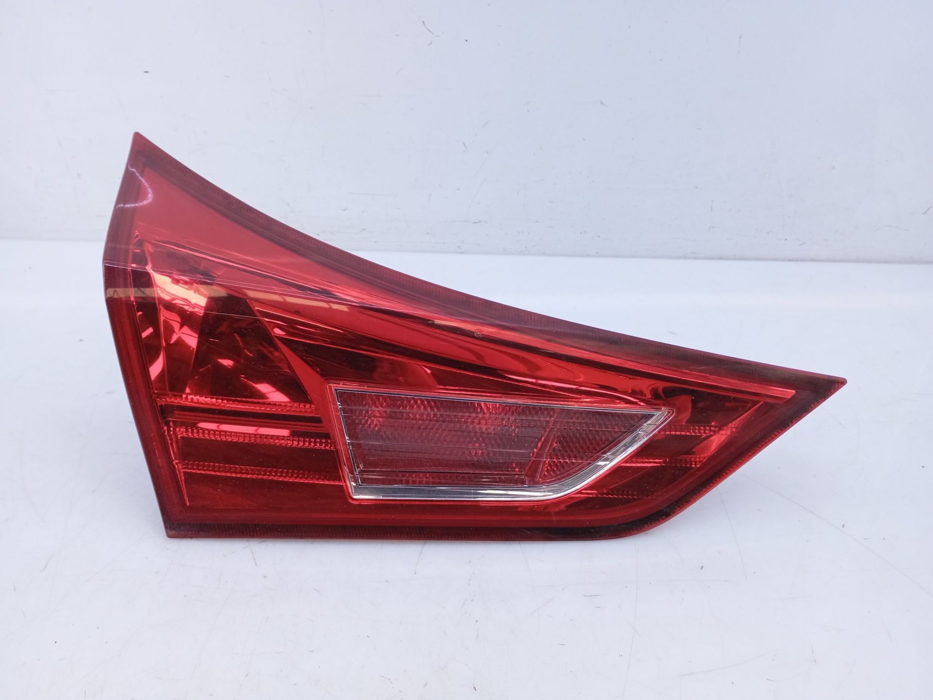 PILOTO TRASERO IZQUIERDO PORTON TOYOTA AURIS E2-B4-39-2 E2B4392