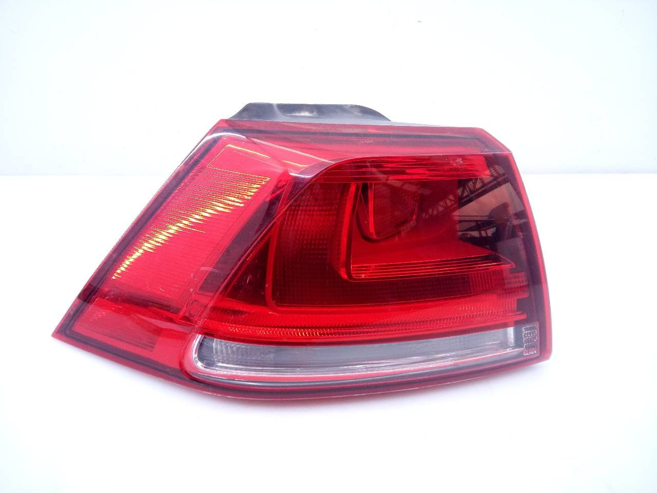 PILOTO TRASERO IZQUIERDO VOLKSWAGEN GOLF VII LIM. 5G0945095M / E1-B6-31-2 5G0945095ME1B6312