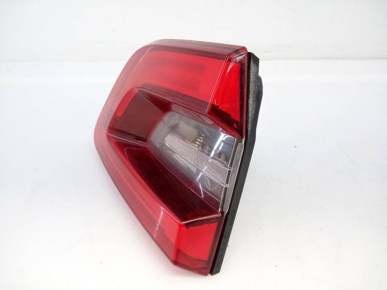 PILOTO TRASERO IZQUIERDO PORTON RENAULT KADJAR 90061332 / E1-A1-35-2 90061332E1A1352 - Vista 2