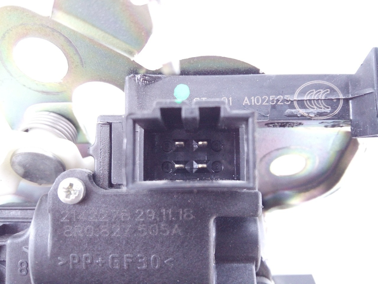 CERRADURA MALETERO / PORTON SKODA RAPID 8R0827505A / E1-A5-39-2 8R0827505AE1A5392 - Vista 3