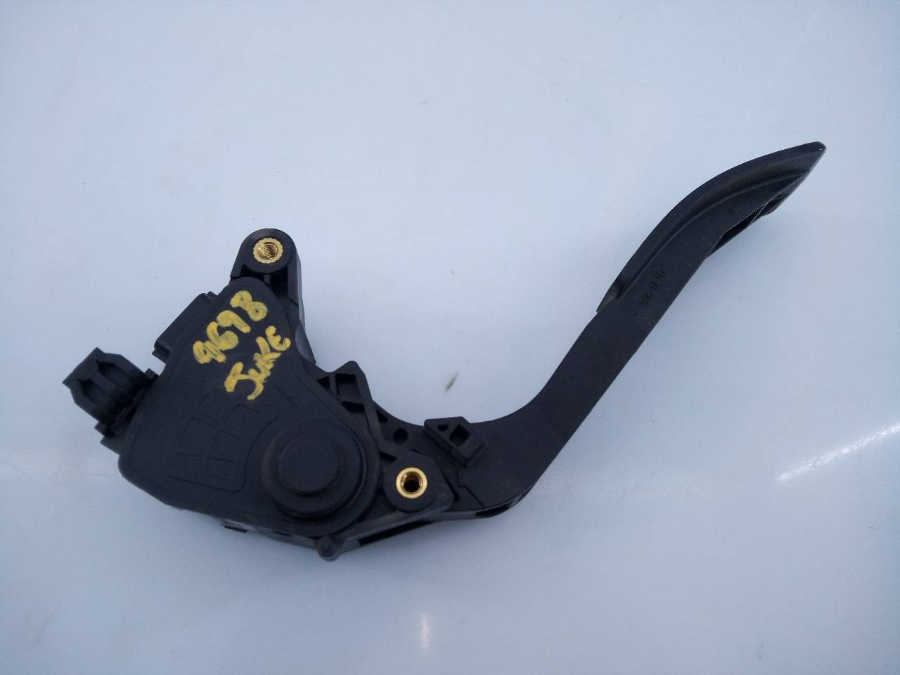 PEDAL ACELERADOR NISSAN JUKE (F15) 180021KMOB / E3-B4-22-3 / 35711A00214 180021KMOBE3B422335711A00214