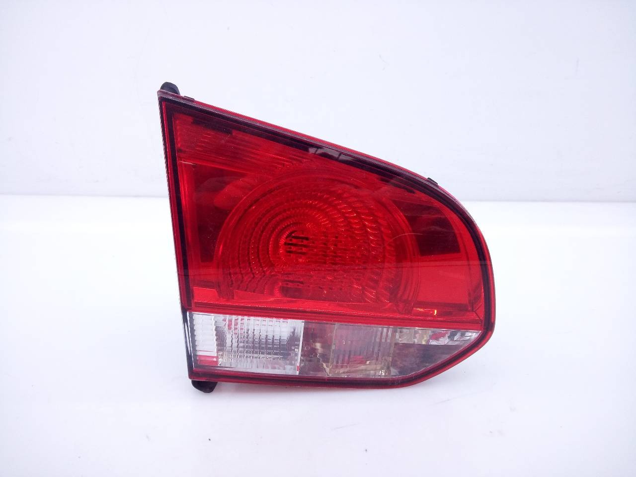 PILOTO TRASERO IZQUIERDO PORTON VOLKSWAGEN GOLF VI (5K1) 89090892 / E1-B6-39-2 89090892E1B6392
