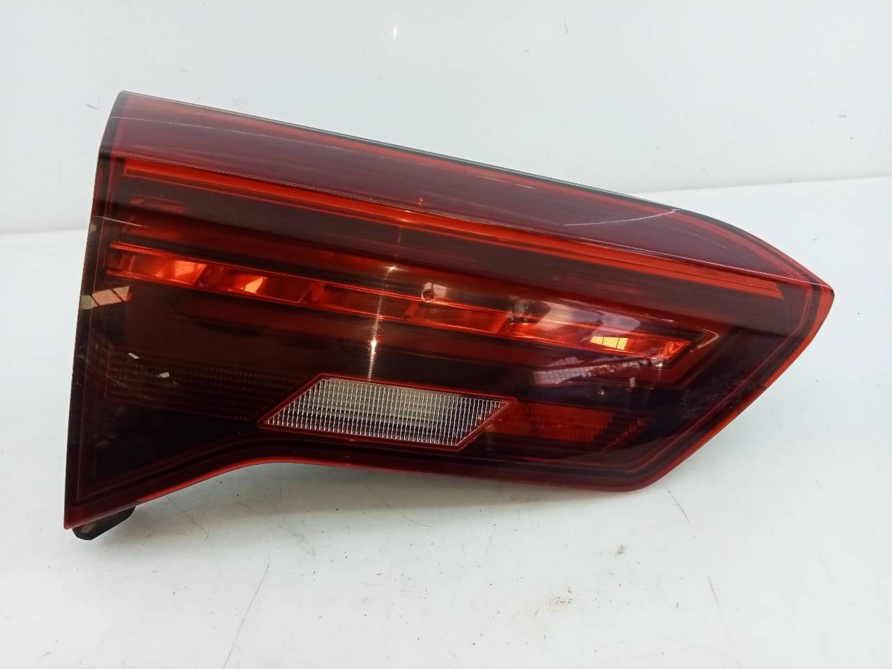 PILOTO TRASERO IZQUIERDO PORTON VOLKSWAGEN T-ROC 2GA945093B / E1-B6-55-2 2GA945093BE1B6552