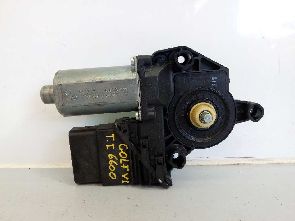MOTOR ELEVALUNAS TRASERO IZQUIERDO VOLKSWAGEN GOLF VI (5K1) 5K0959703D / E1-B6-7-1 / 0130821430 5K0959703DE1B6710130821430