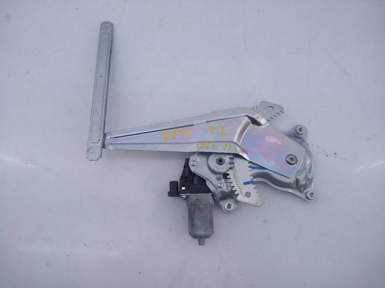 ELEVALUNAS TRASERO IZQUIERDO MITSUBISHI SPACE STAR (A00) 5713A324 / E2-B4-61-1 / AE2621005340 5713A324E2B4611AE2621005340