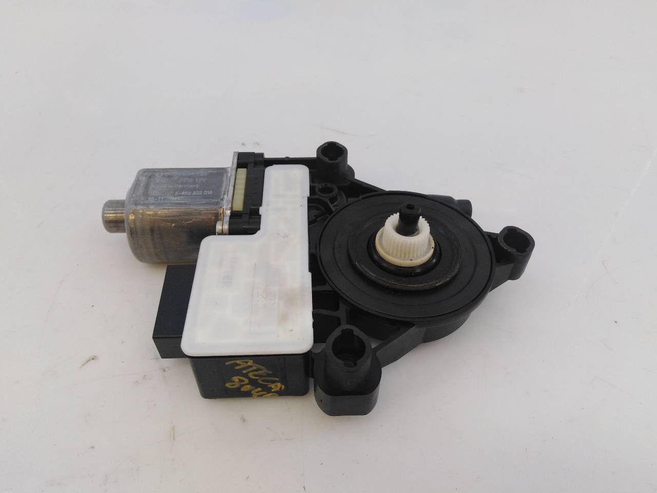 MOTOR ELEVALUNAS TRASERO DERECHO SEAT ATECA (KH7) 5Q0959812A / E1-B6-12-1 / 0130822724 5Q0959812AE1B61210130822724