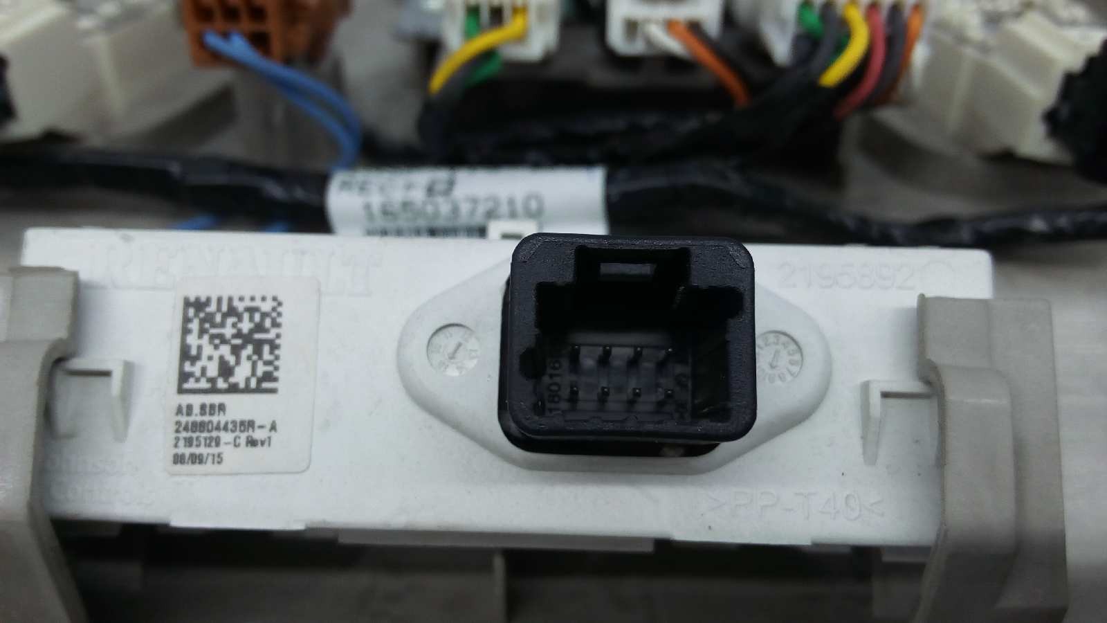 LUZ INTERIOR RENAULT KADJAR 165037210 / E2-A1-37-2 165037210E2A1372 - Vista 3
